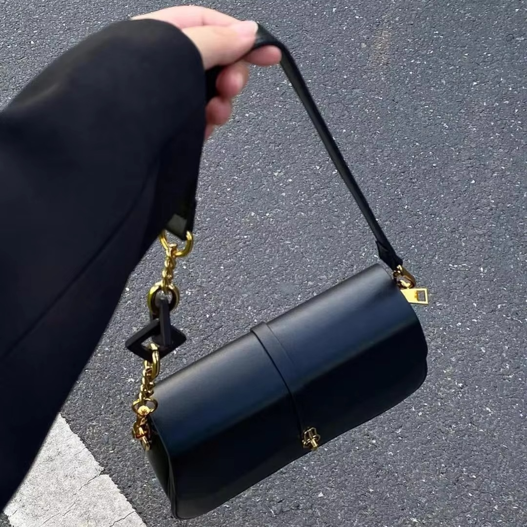 2025 summer new high-quality texture baguette bag fashionable light luxury chain underarm saddle bag versatile shoulder bag