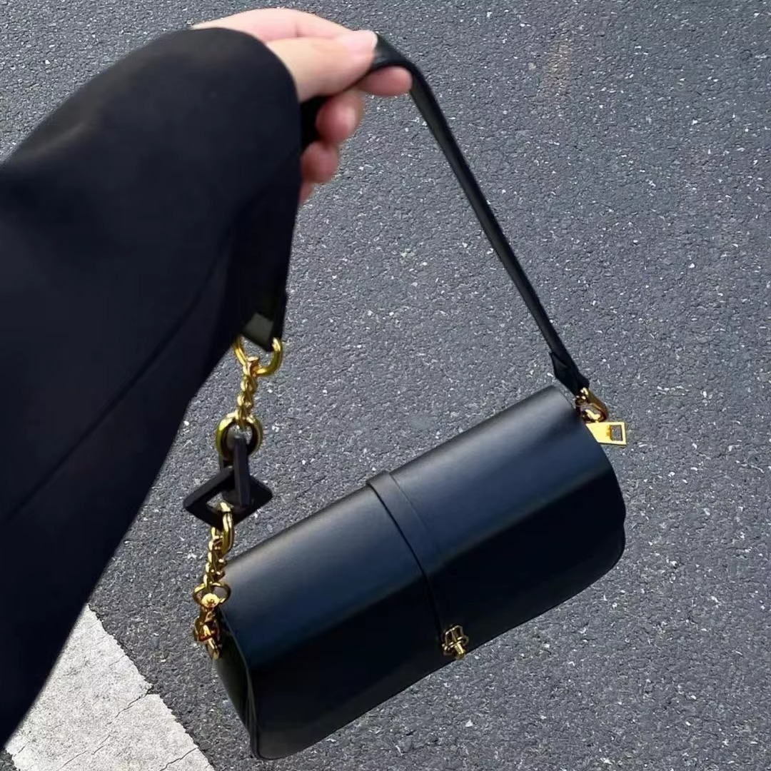 2025 summer new high-quality texture baguette bag fashionable light luxury chain underarm saddle bag versatile shoulder bag
