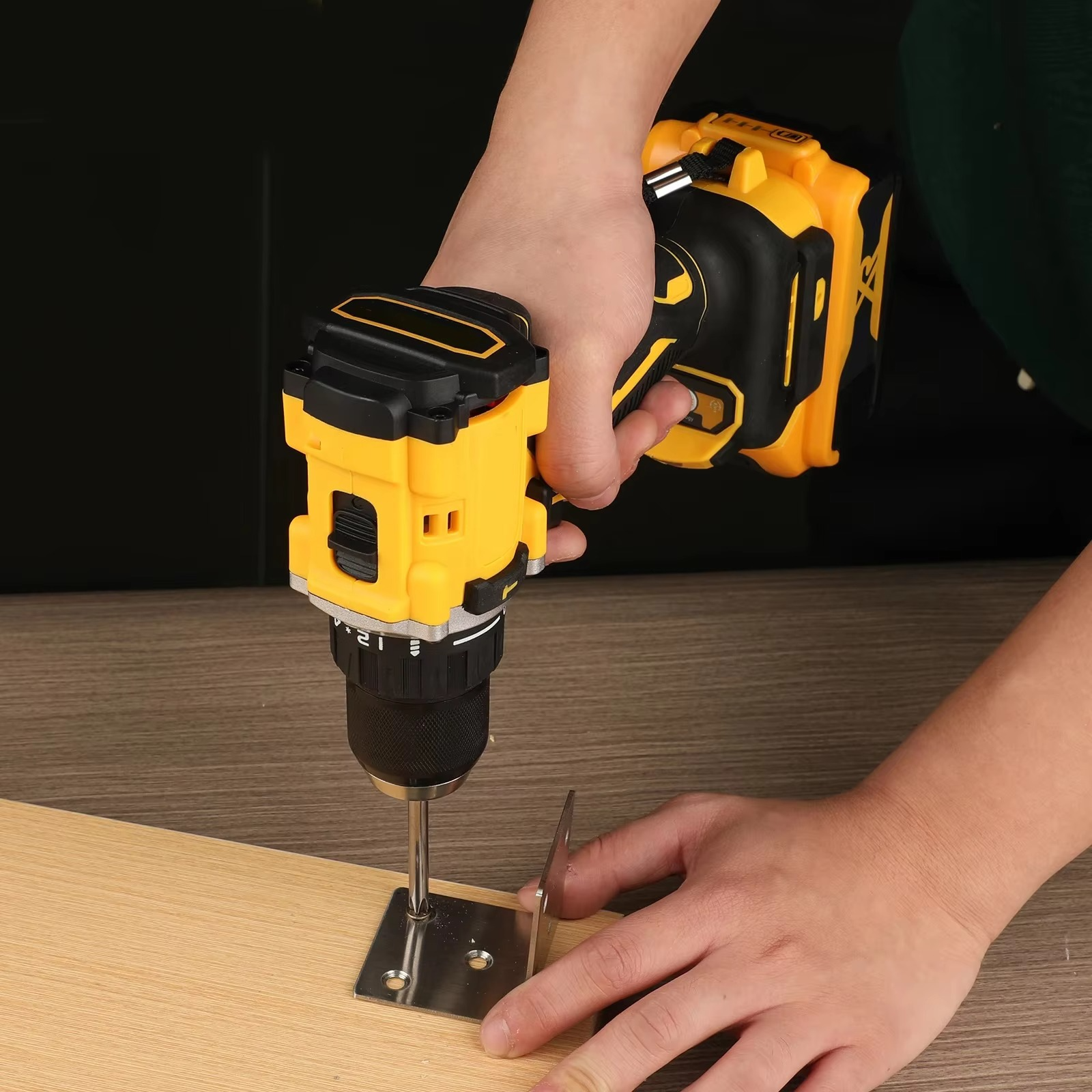 Lithium Battery 20V Rechargeable Brushless Compact Electric Screwdriver Hand Drill Impact Drill DCD805