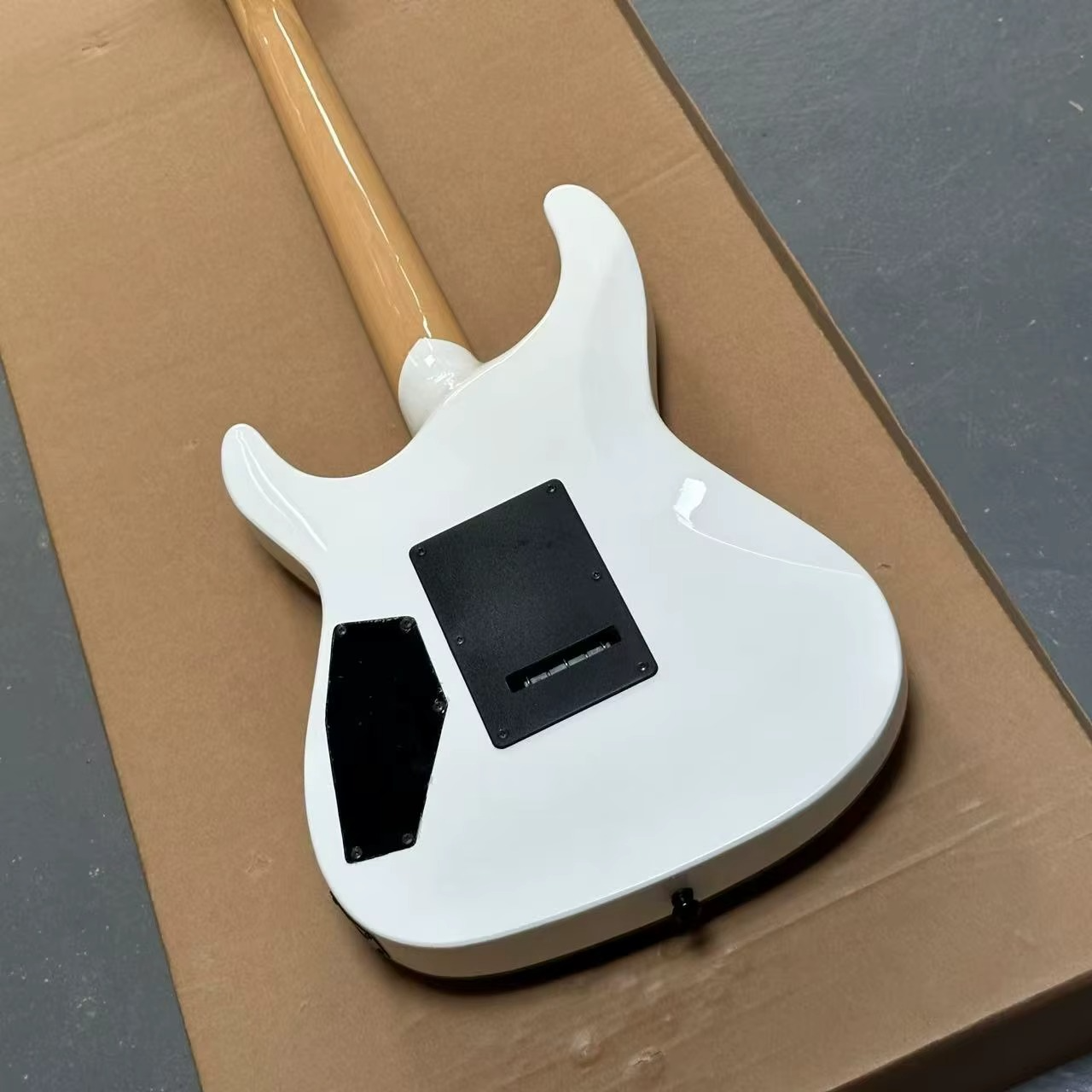 2025 Factory hot sale Electric Guitar,white,Mahogany Body In Stock,perfect tone
