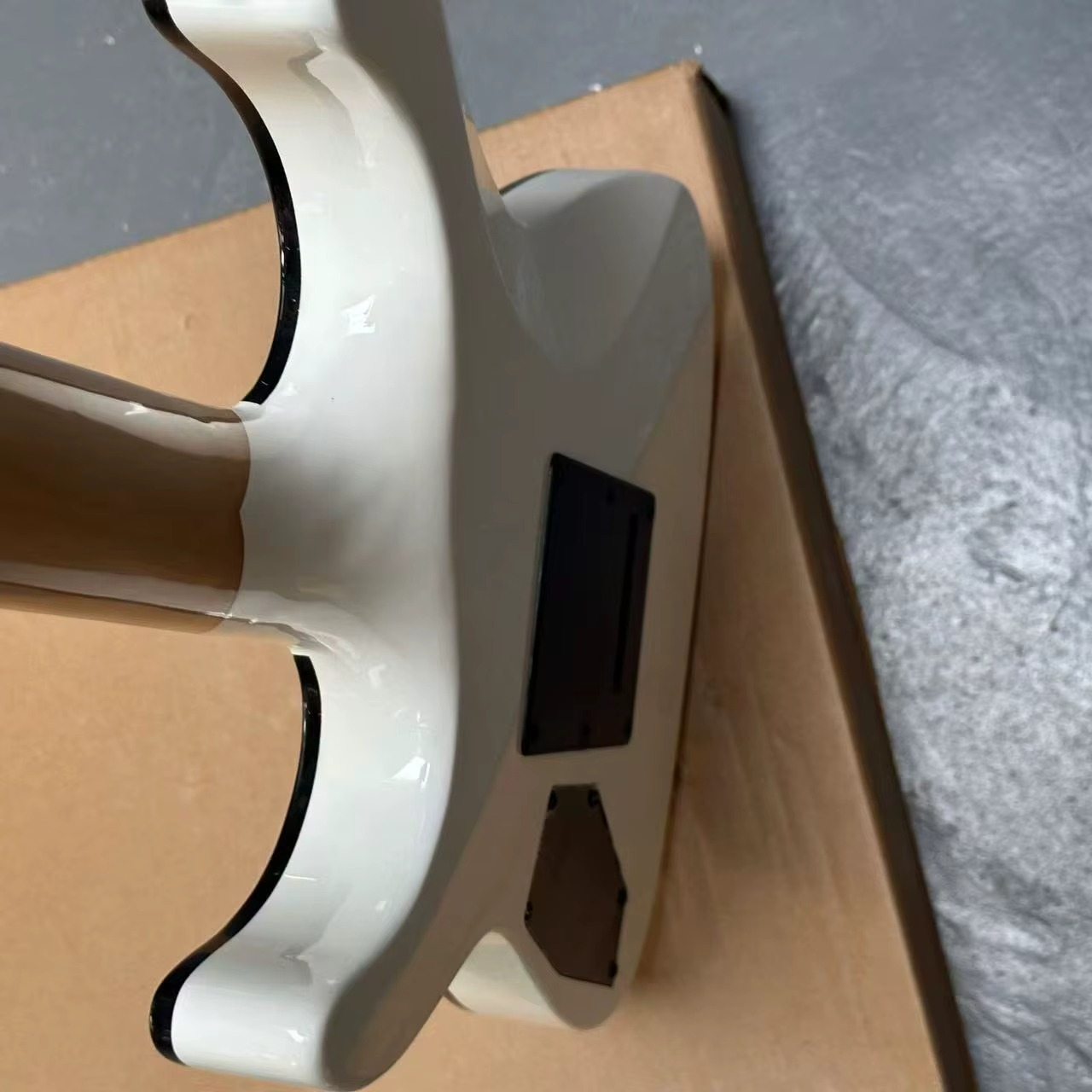 2025 Factory hot sale Electric Guitar,white,Mahogany Body In Stock,perfect tone