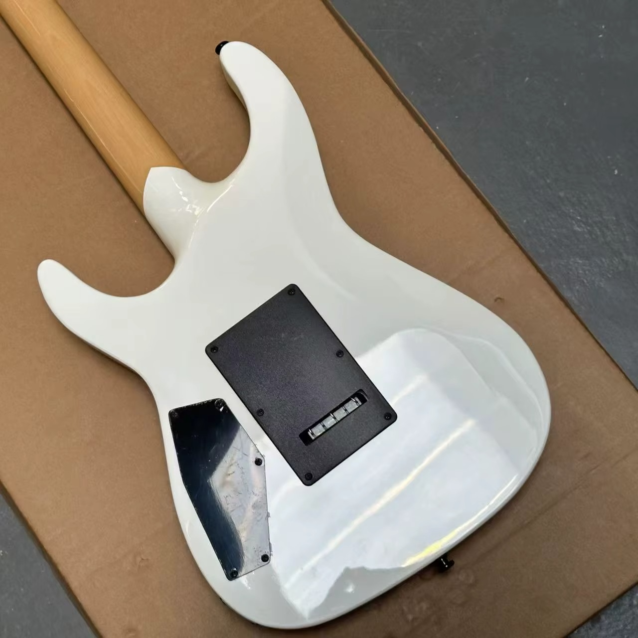 2025 Factory hot sale Electric Guitar,white,Mahogany Body In Stock,perfect tone