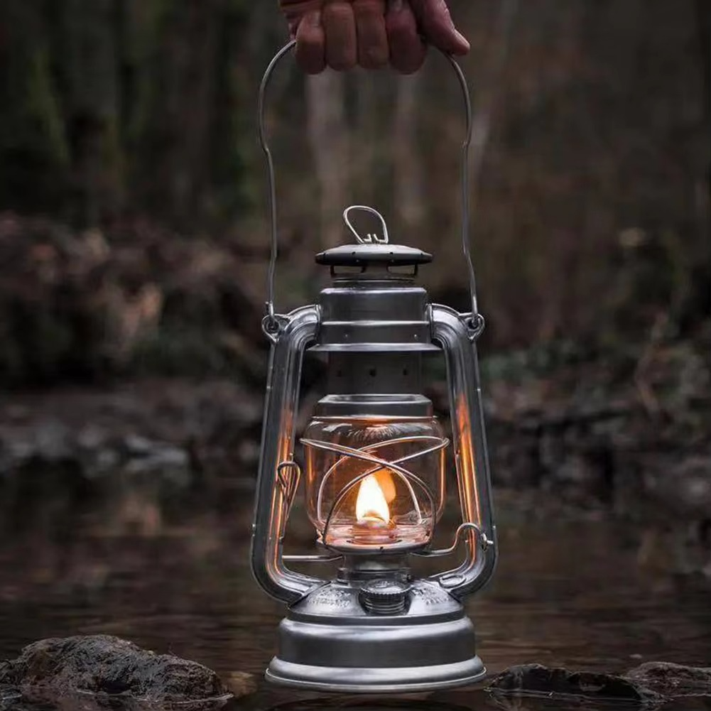 Vintage Oil Burning Lantern Metal Kerosene Lantern Hurricane Table Lamps Portable Handheld Fuel Lamp Outdoor Camping Table Lamp