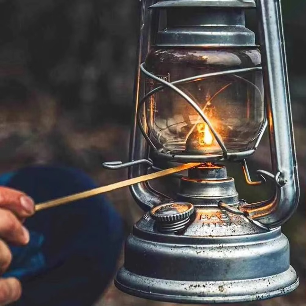 Vintage Oil Burning Lantern Metal Kerosene Lantern Hurricane Table Lamps Portable Handheld Fuel Lamp Outdoor Camping Table Lamp