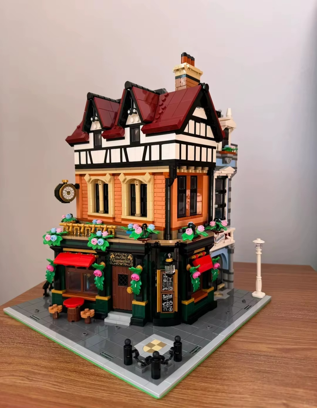Architectural retro street view Tudor corner modular building block model brick adult children's toy Christmas birthday gift