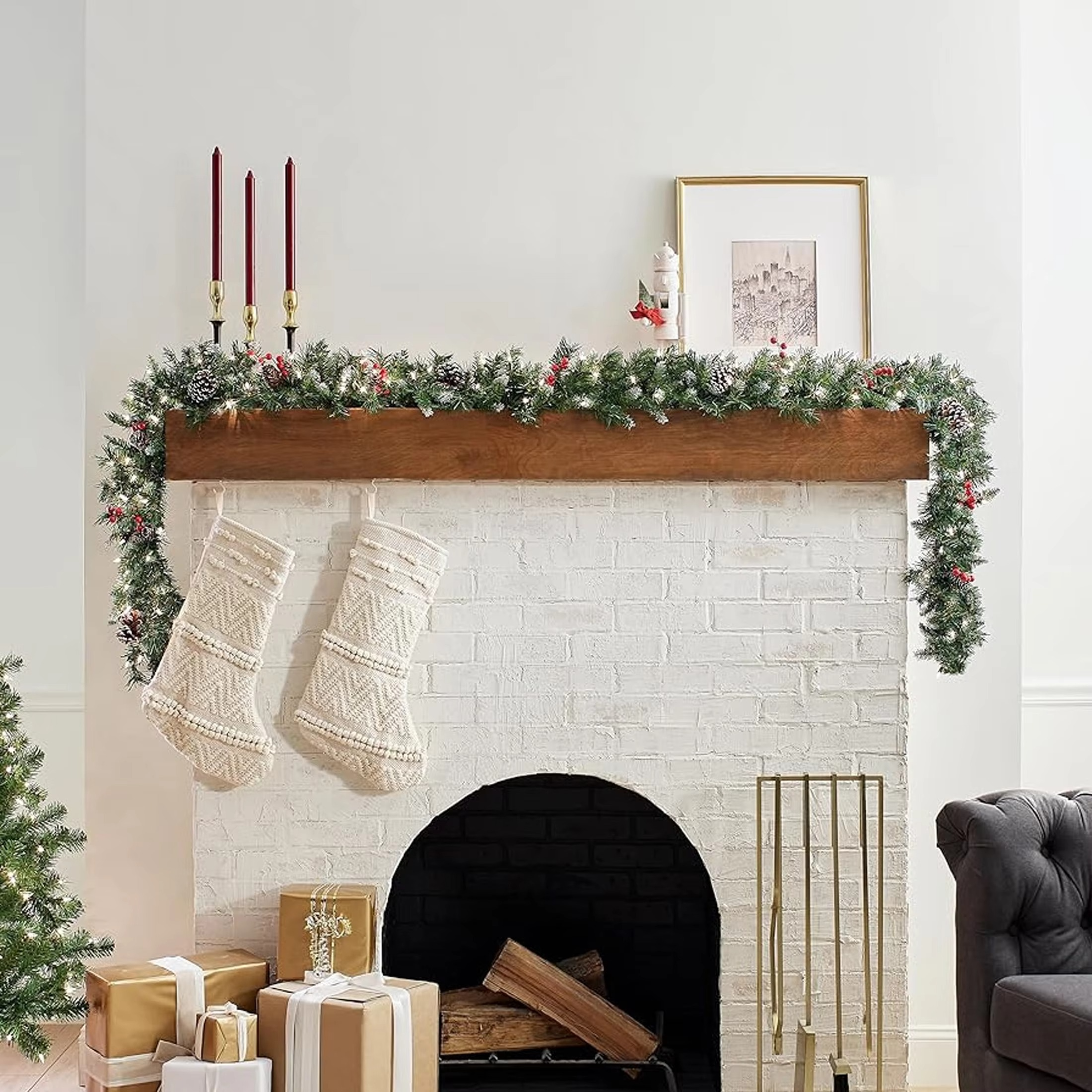 Artificial Christmas wreath - realistic red berries holly leaf wreath, suitable for stairs, creating a festive atmosphere