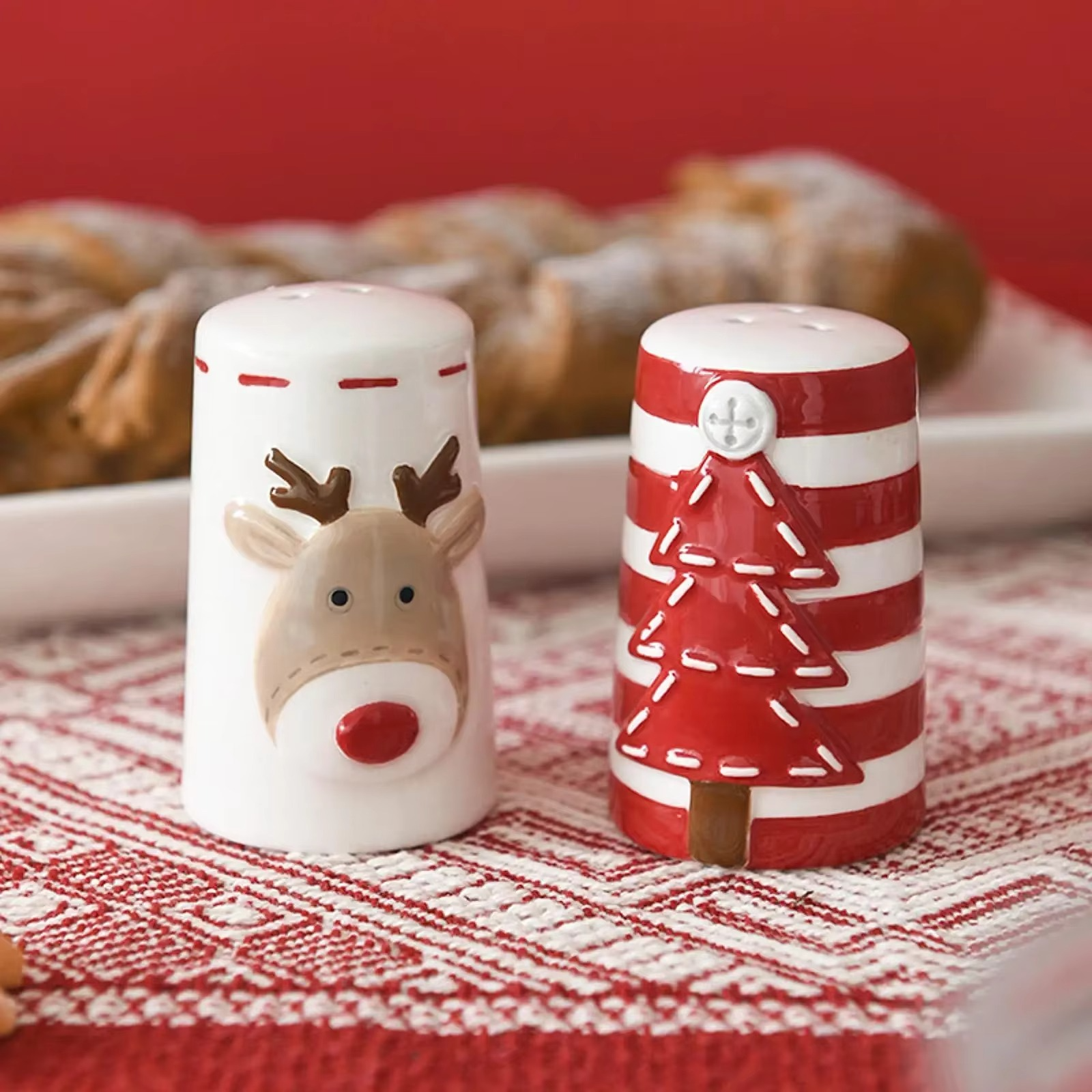 2Pcs nordic style santa claus christmas salt and pepper shaker creative Christmas themed spices bottle embossed seasoning bottle
