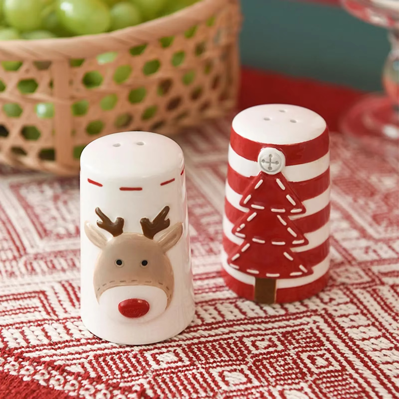 2Pcs nordic style santa claus christmas salt and pepper shaker creative Christmas themed spices bottle embossed seasoning bottle