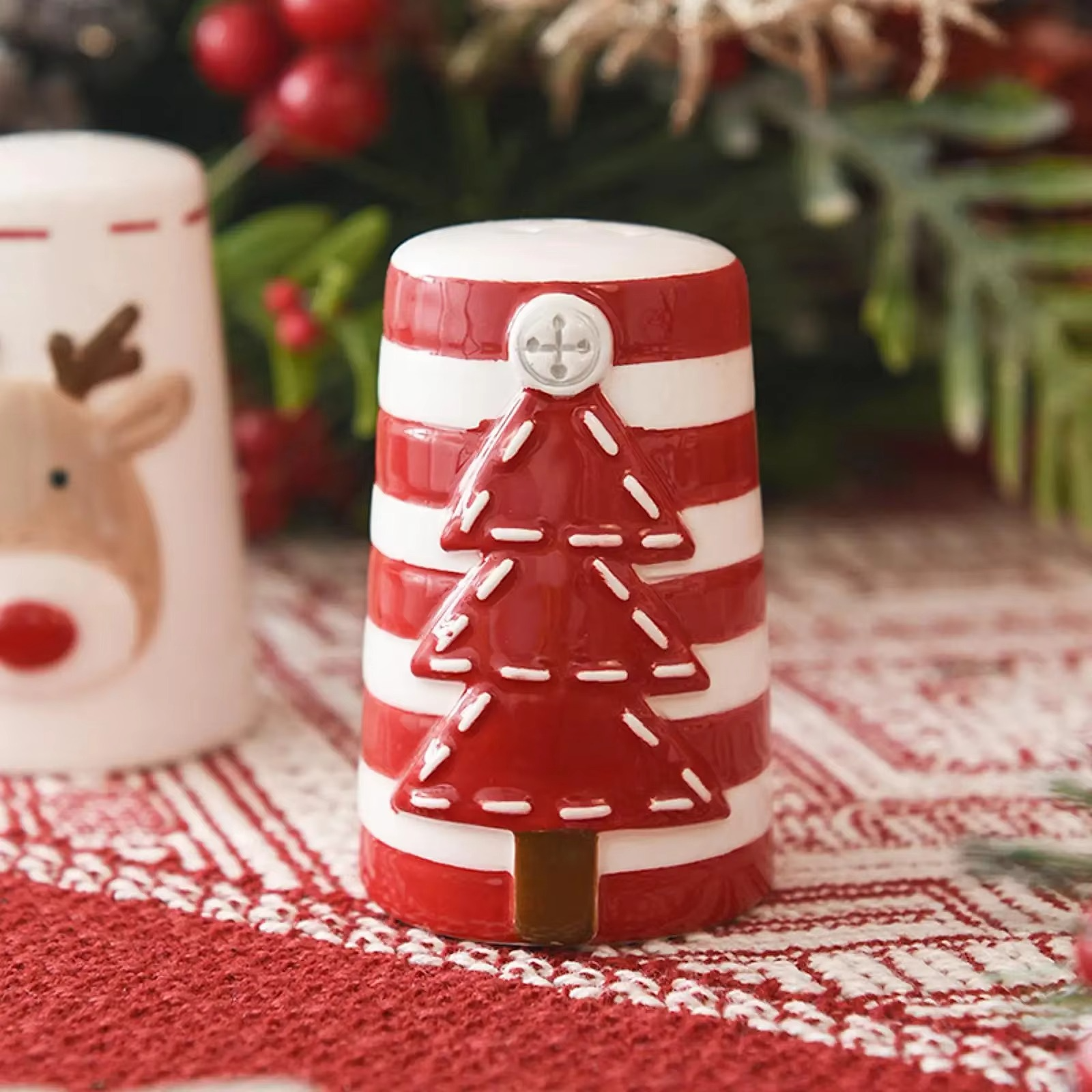 2Pcs nordic style santa claus christmas salt and pepper shaker creative Christmas themed spices bottle embossed seasoning bottle