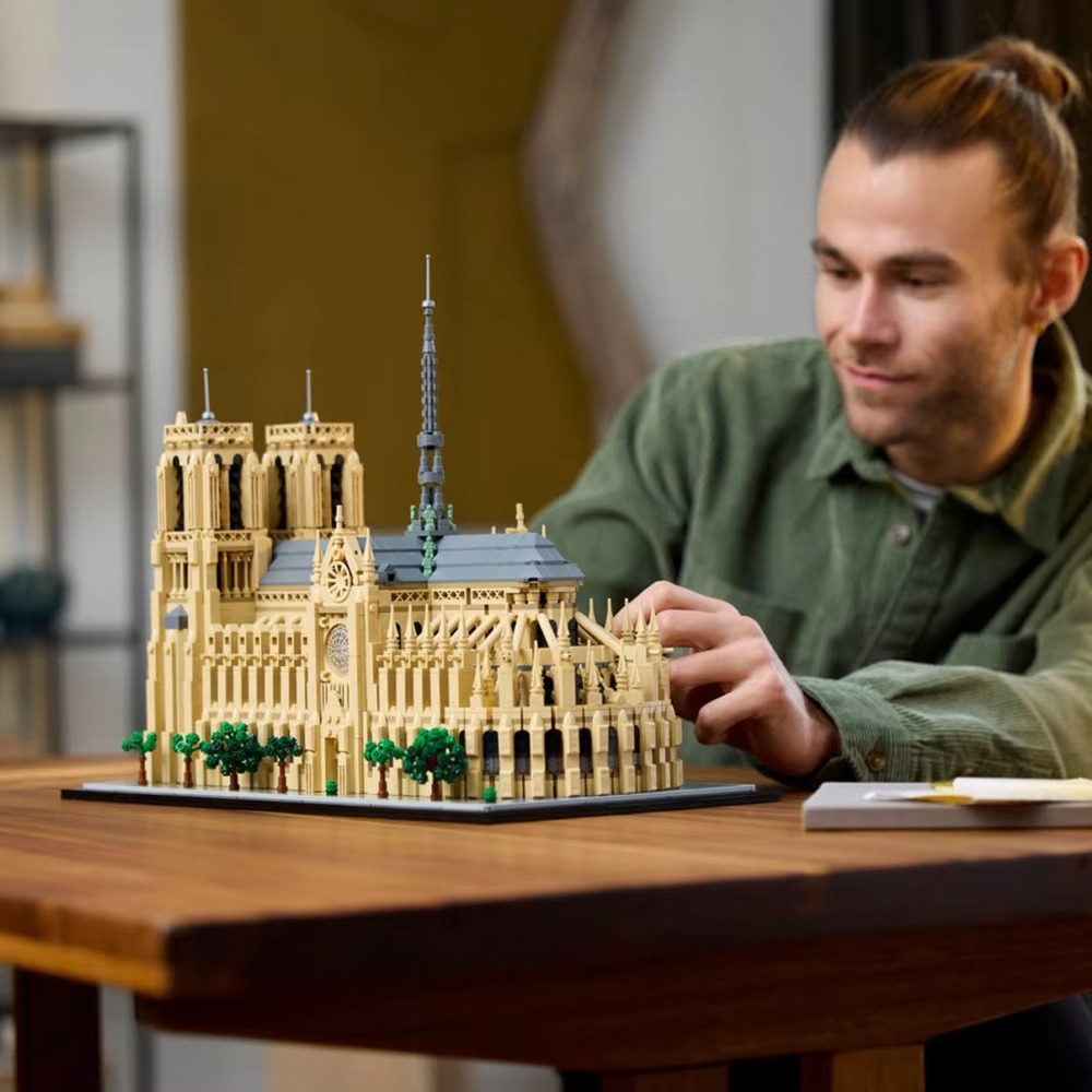 Notre-Dame de Paris Architectural Model Kit 21061 Collectible Building Blocks Set for Adults Christmas Gift Idea for Lovers of History