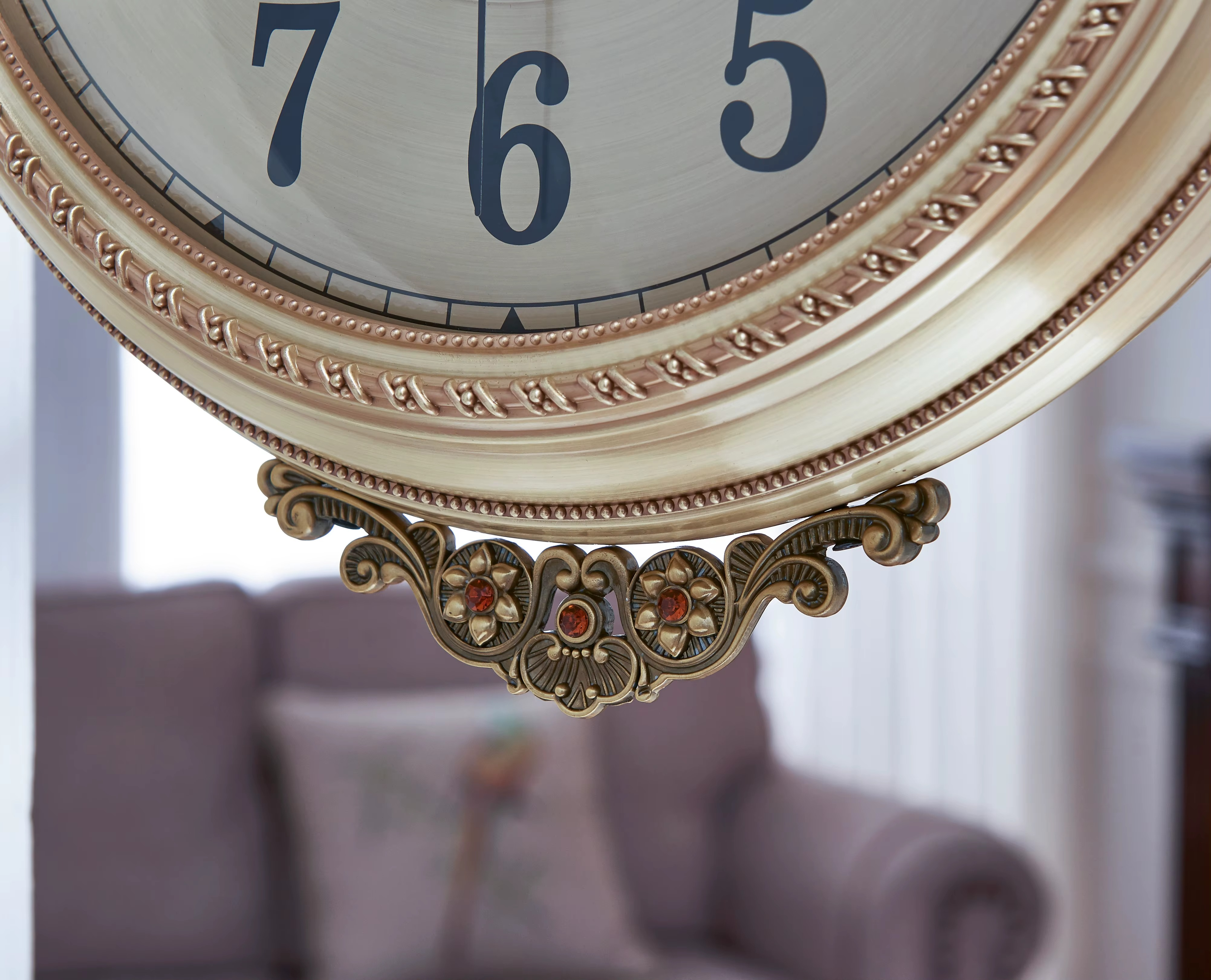 High-End Christmas Gift Metal Deer Head Design Double-Sided Wall Clock for Luxury Hotels Villas Living Rooms Dining Rooms