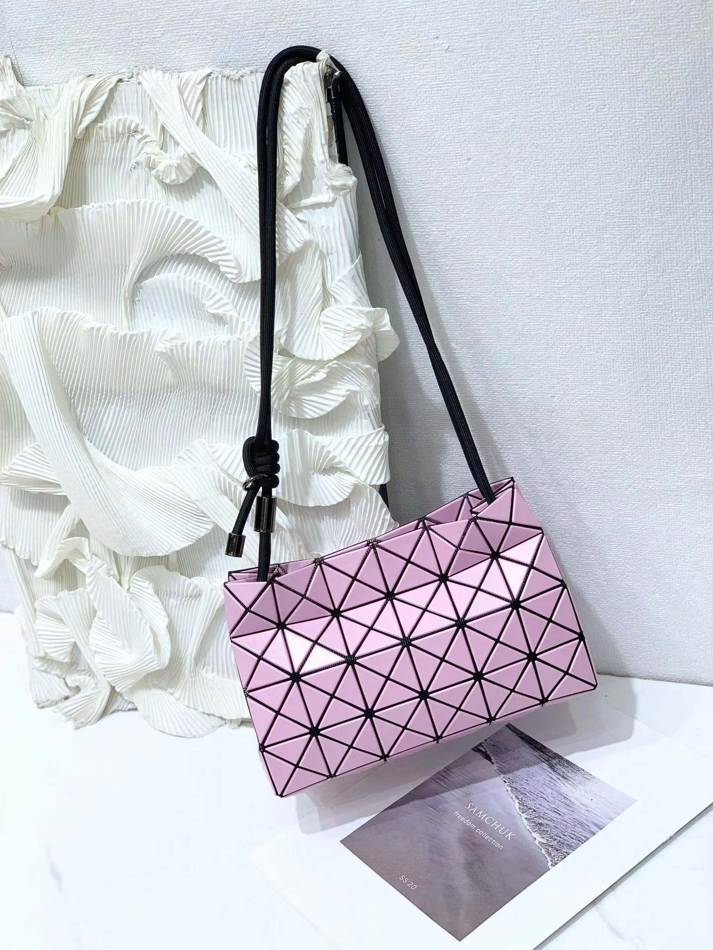 2025 New Women's Geometric Tofu Pillow Buet Bag Single oulder Bag Dstring Versatile Buet Bag Ladies Satchel Handbag