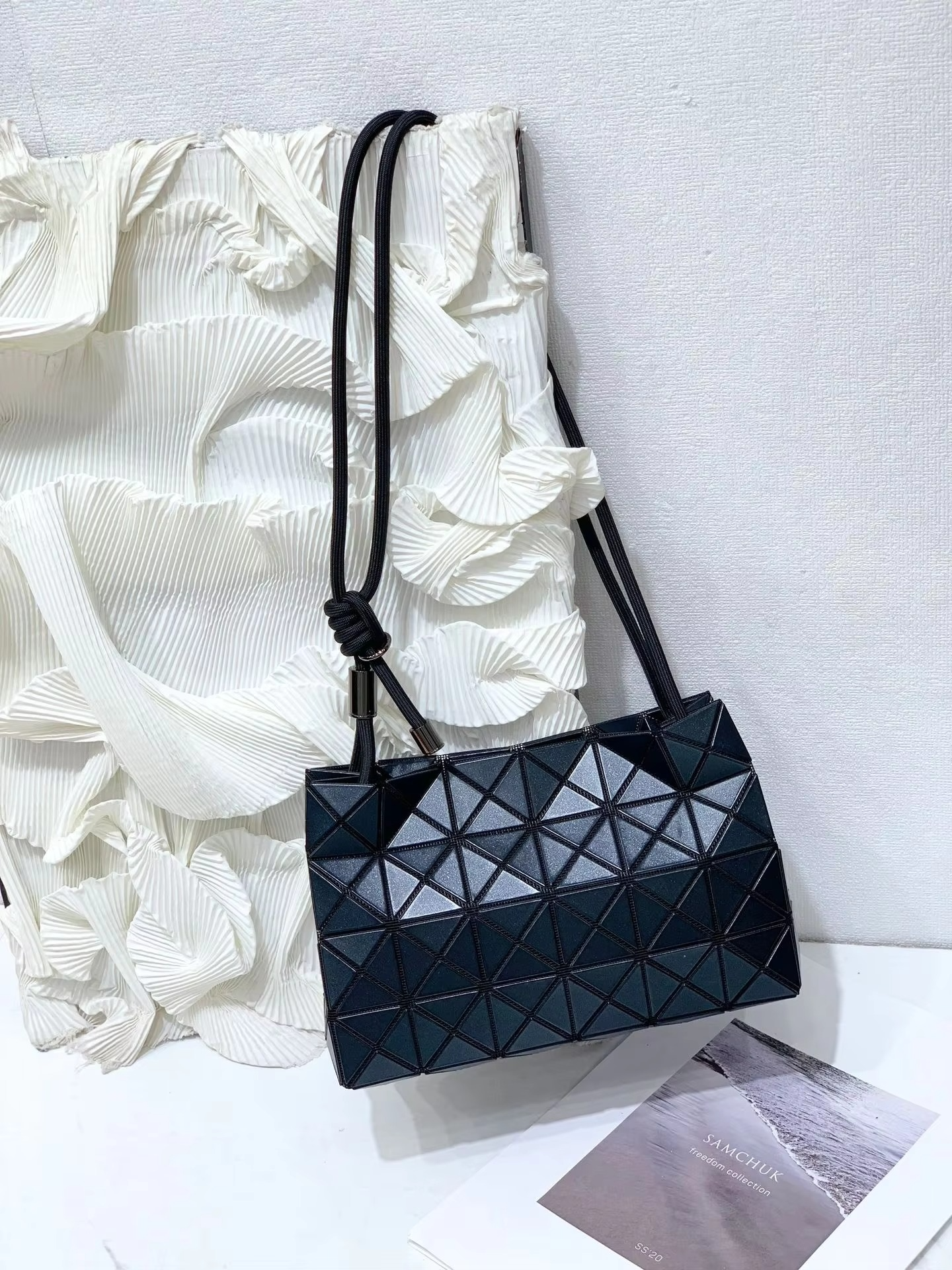 2025 New Women's Geometric Tofu Pillow Buet Bag Single oulder Bag Dstring Versatile Buet Bag Ladies Satchel Handbag