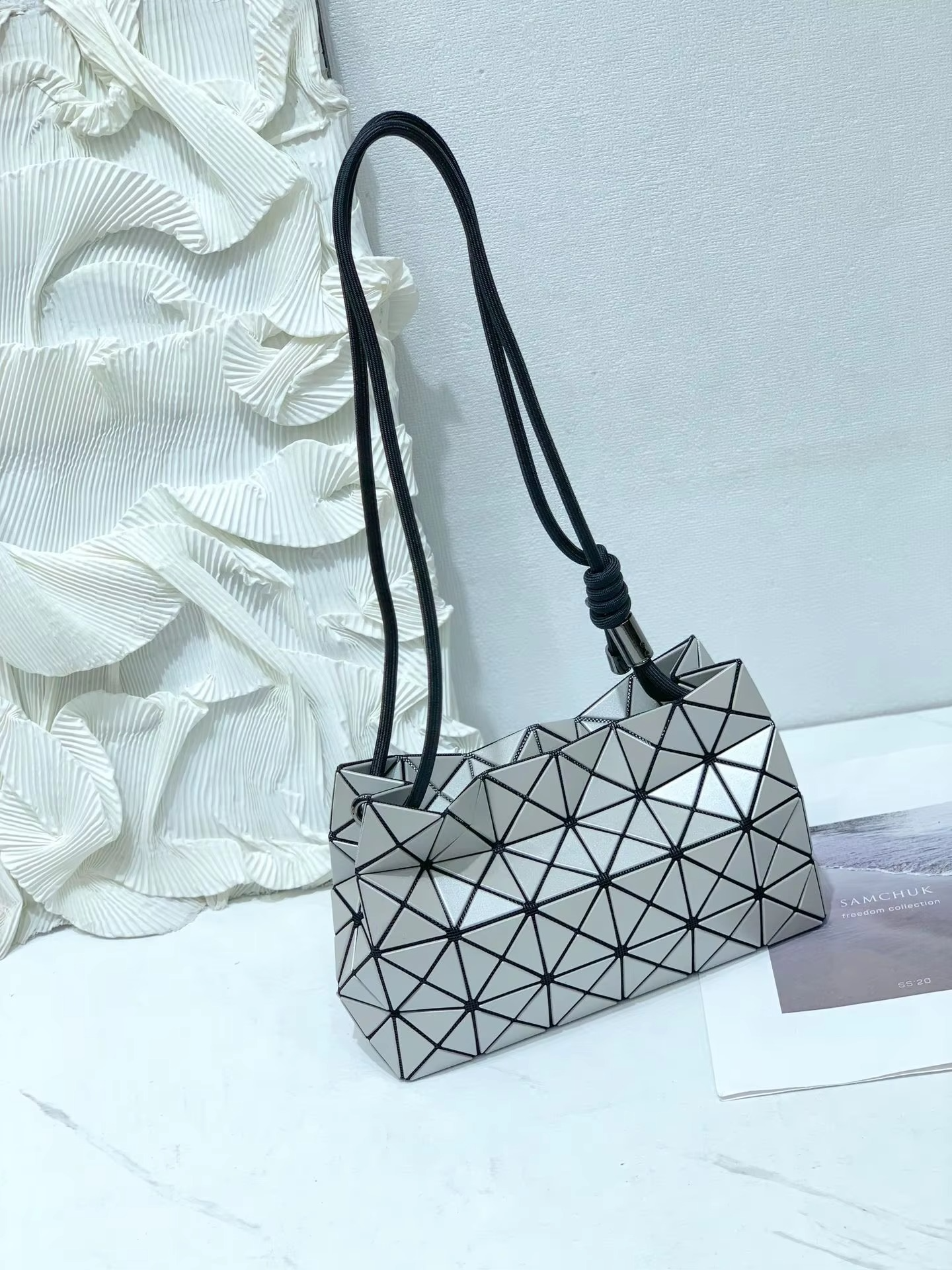 2025 New Women's Geometric Tofu Pillow Buet Bag Single oulder Bag Dstring Versatile Buet Bag Ladies Satchel Handbag